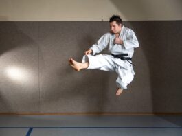 Simon Stegemann ist auch fit in Karate und beseitzt zwei schwarze G&uuml;rtel. Foto: Andreas Kr&uuml;ger
