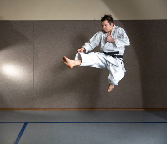 Simon Stegemann ist auch fit in Karate und beseitzt zwei schwarze G&uuml;rtel. Foto: Andreas Kr&uuml;ger