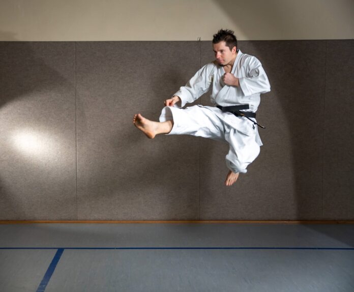 Simon Stegemann ist auch fit in Karate und beseitzt zwei schwarze G&uuml;rtel. Foto: Andreas Kr&uuml;ger