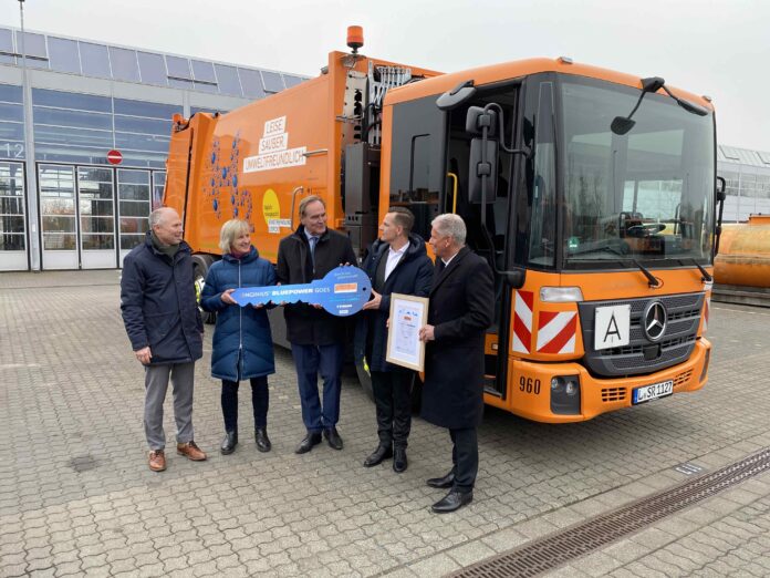 Unterwegs mit gr&uuml;nem Wasserstoff: 16 Abfallsammelfahrzeuge fahren nunmehr ausgesprochen umweltfreundlich durch Leipzig. Foto: Stadtreinigung Leipzig