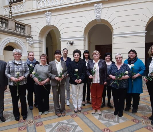 Landrat Uwe Melzer ehrte engagierte Frauen aus dem Altenburger Land. Foto: Landratsamt Altenburger Land