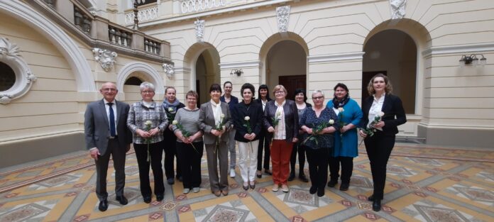 Landrat Uwe Melzer ehrte engagierte Frauen aus dem Altenburger Land. Foto: Landratsamt Altenburger Land