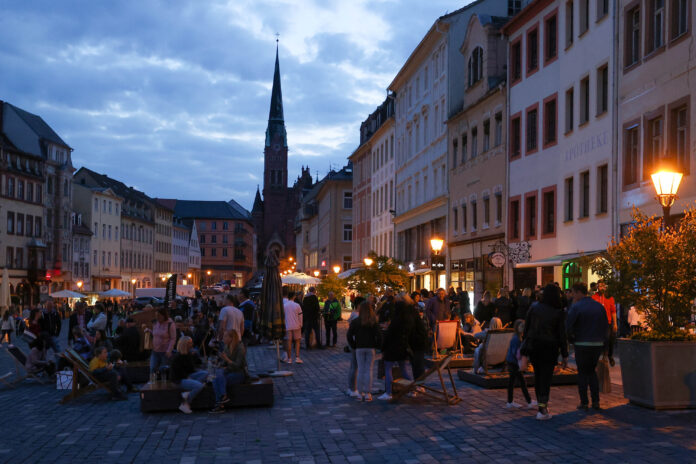 Zur Fr&uuml;hlingsnacht am kommenden Freitag werden wohl wieder viele Nachtschw&auml;rmer das Zentrum der Skatstadt mit Leben erf&uuml;llen &ndash; so wie hier zur Einkaufsnacht im Mai 2022. Foto: Mario Jahn