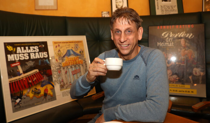 Portrt von Thorsten Wolf in der Funzel in Leipzig Ein Abschied mit einem letzten Kaffee und einem Lächeln: Thorsten Wolf blickt auf die Zeit nach der „Funzel“ Foto: André Kempner