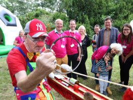 Tag der offenen T&uuml;r im Kinderhospiz B&auml;renherz in Markkleeberg. Rupperts M&auml;usezirkus begeisterte Jung und Alt. Foto: Andr&eacute; Kempner