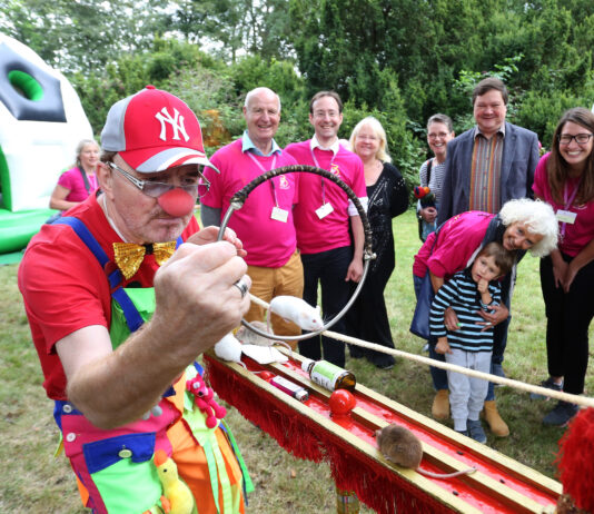 Tag der offenen T&uuml;r im Kinderhospiz B&auml;renherz in Markkleeberg. Rupperts M&auml;usezirkus begeisterte Jung und Alt. Foto: Andr&eacute; Kempner