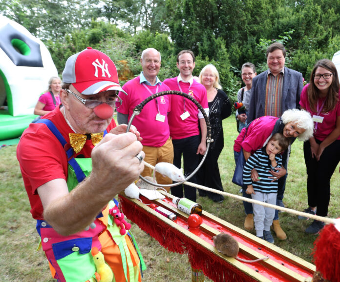 Tag der offenen T&uuml;r im Kinderhospiz B&auml;renherz in Markkleeberg. Rupperts M&auml;usezirkus begeisterte Jung und Alt. Foto: Andr&eacute; Kempner