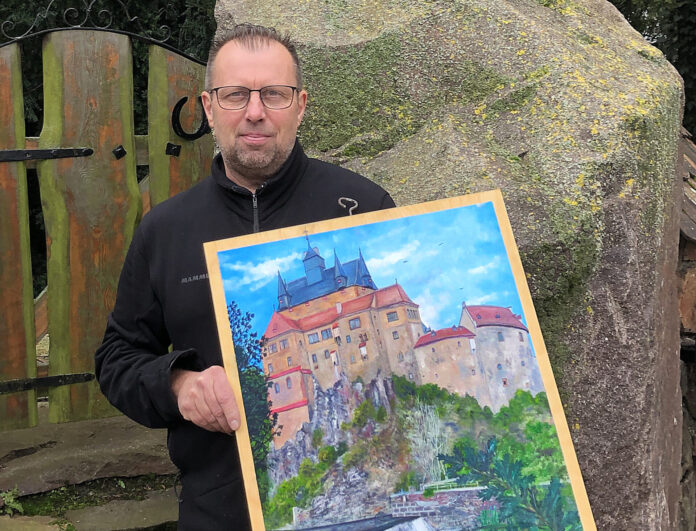 foto_uwe_gerschler Uwe Gerschler zeigt in der Hospitalkapelle in Grimma Ölgemälde über Bauwerke aus der Region. Foto: privat