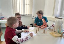 Jugendzahnärztin Regina Rißka mit Grundschulkindern beim Gesundheitsparcours in Torgau. Foto: LRA/Stöber