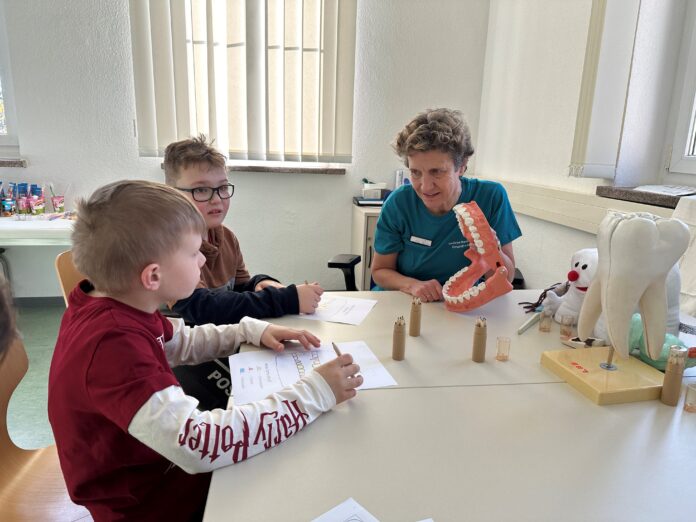 058_2024_-_R__ckblick_Tag_des_Gesundheitsamts Jugendzahnärztin Regina Rißka mit Grundschulkindern beim Gesundheitsparcours in Torgau. Foto: LRA/Stöber