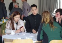 Beim Welcome Day auf Schloss Hartenfels kamen die Studenten aus Kirgisistan mit Vertretern der Unternehmen ins Gespräch, bei denen sie ihr fünfmonatiges Praktikum absolvieren. Foto: LRA/Stöber