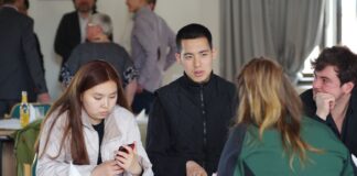 Beim Welcome Day auf Schloss Hartenfels kamen die Studenten aus Kirgisistan mit Vertretern der Unternehmen ins Gespräch, bei denen sie ihr fünfmonatiges Praktikum absolvieren. Foto: LRA/Stöber