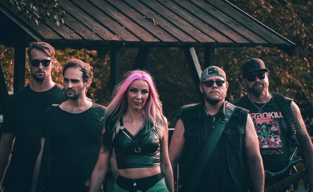 Claudia Kurver macht mit ihrer Band deutsche Rock-Pop-Musik. Foto: Christian Steinbrich