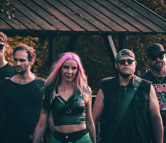 Claudia Kurver macht mit ihrer Band deutsche Rock-Pop-Musik. Foto: Christian Steinbrich