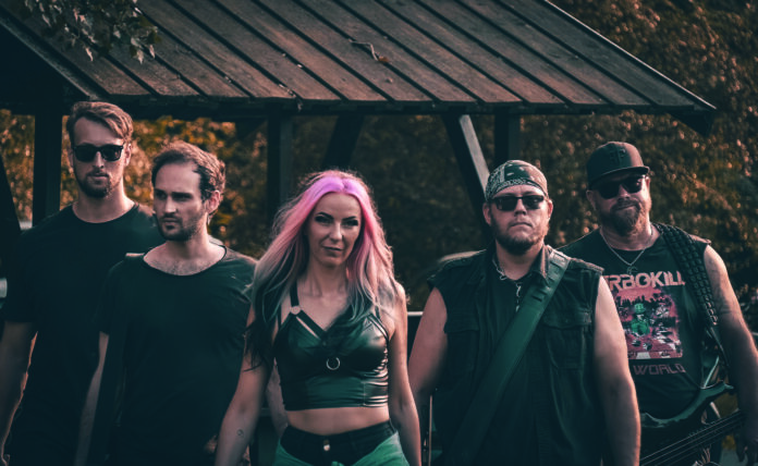 Claudia Kurver macht mit ihrer Band deutsche Rock-Pop-Musik. Foto: Christian Steinbrich