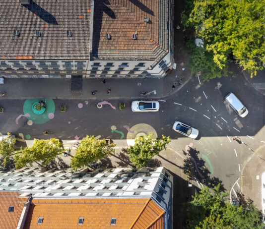 Die Diagonalsperren sind eine wichtige Voraussetzung daf&uuml;r, dass eine verkehrsberuhigte Zone &uuml;berhaupt erst entstehen kann. Durch die Verhinderung des Durchgangsverkehrs werden die Kreuzungen auch f&uuml;r andere Verkehrsteilnehmer, wie Fu&szlig;g&auml;nger und Radfahrer nutzbar. Foto: Wolfgang Sens