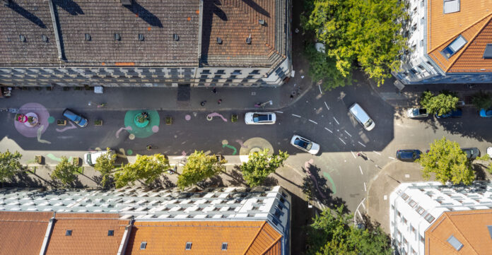 Die Diagonalsperren sind eine wichtige Voraussetzung daf&uuml;r, dass eine verkehrsberuhigte Zone &uuml;berhaupt erst entstehen kann. Durch die Verhinderung des Durchgangsverkehrs werden die Kreuzungen auch f&uuml;r andere Verkehrsteilnehmer, wie Fu&szlig;g&auml;nger und Radfahrer nutzbar. Foto: Wolfgang Sens