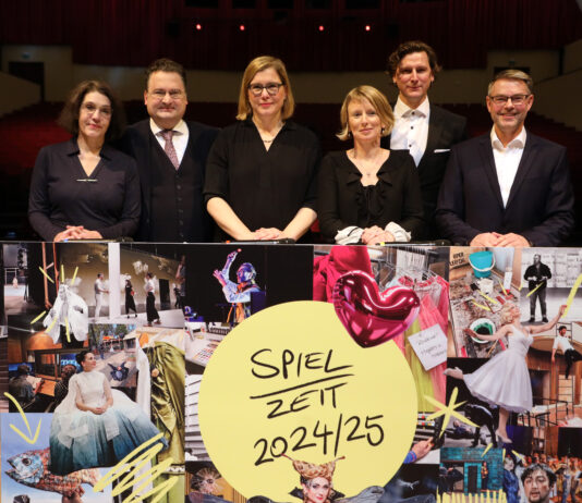 Jahrespressekonferenz der Oper zur Spielzeit 2024/25 in der Muko in Leipzig. v.l. Cornelia Preissinger, Tobias Wolff, Skadi Jennicke, Lydia Schubert, Remy Fichet und Torsten Rose beim Fototermin. Foto: Andr&eacute; Kempner