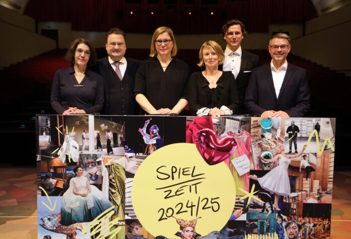Jahrespressekonferenz der Oper zur Spielzeit 2024/25 in der Muko in Leipzig. v.l. Cornelia Preissinger, Tobias Wolff, Skadi Jennicke, Lydia Schubert, Remy Fichet und Torsten Rose beim Fototermin. Foto: Andr&eacute; Kempner