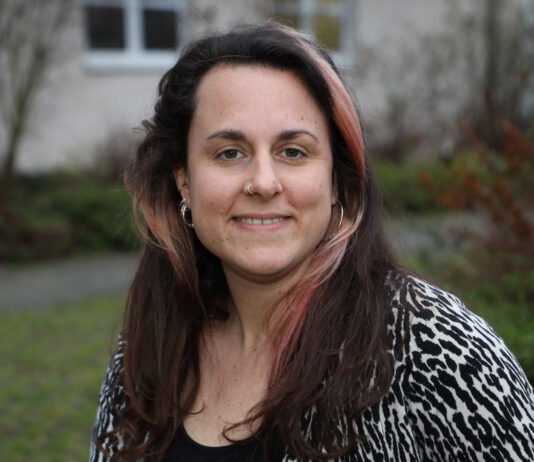 Katharina Saunders koordiniert bei den Maltesern in Leipzig den Besuchs- und Begleitdienst. Foto: Andr&eacute; Kempner