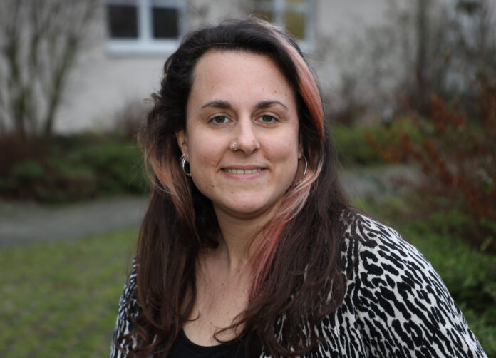 Portrt von Katharina Saunders von den Maltesern in Leipzig Katharina Saunders koordiniert bei den Maltesern in Leipzig den Besuchs- und Begleitdienst. Foto: André Kempner