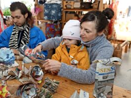 Dia Carrasco Soto und Christin Ferch mit Tochter Elsa basteln aus SachsenSonntagzeitungen Lampen, Taschen und Bl&uuml;ten. Foto: Andr&eacute; Kempner
