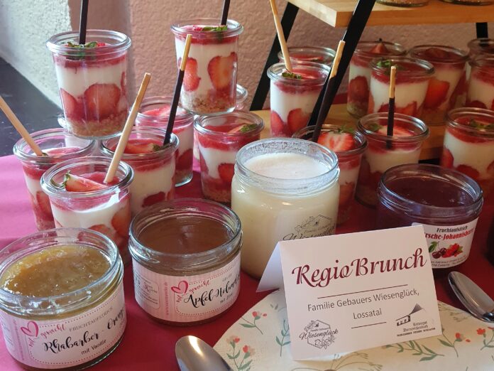 Beim RegioBrunch werden lokale Spezialit&auml;ten kredenzt. Foto: Lokale Aktionsgruppe Leipziger Muldenland e.V.