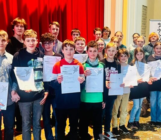 15 Projekte dieser jungen T&uuml;ftler, erschaffen bei &bdquo;Jugend forscht&ldquo; und &bdquo;Sch&uuml;ler experimentieren&ldquo;, werden als Siegerarbeiten des diesj&auml;hrigen Wettbewerbs die Region Ostth&uuml;ringen beim Landesfinale am 9. April in Jena vertreten. Foto: Angela Riemann