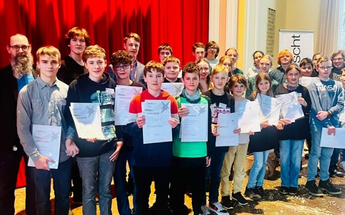 15 Projekte dieser jungen T&uuml;ftler, erschaffen bei &bdquo;Jugend forscht&ldquo; und &bdquo;Sch&uuml;ler experimentieren&ldquo;, werden als Siegerarbeiten des diesj&auml;hrigen Wettbewerbs die Region Ostth&uuml;ringen beim Landesfinale am 9. April in Jena vertreten. Foto: Angela Riemann