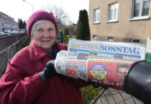 Austrägerin Frau K. verteilt den SachsenSonntag in Schkeuditz. Foto: André Kempner