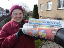 Austr&auml;gerin Frau K. verteilt den SachsenSonntag in Schkeuditz. Foto: Andr&eacute; Kempner