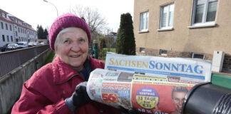 Austrägerin Frau K. verteilt den SachsenSonntag in Schkeuditz. Foto: André Kempner