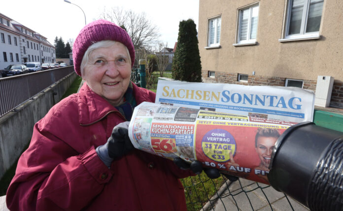 Portrt von SaSo-Austrgerin Gabriela Kultzscher in Schkeuditz Austrägerin Frau K. verteilt den SachsenSonntag in Schkeuditz. Foto: André Kempner