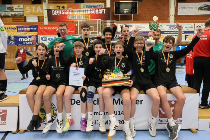 U14-Faustballer_werden_Deutscher_Meister_Quelle_Michael_Walther Glückwunsch an die grün-weißen Nachwuchs-Faustballer: Die holten bei den U14-Meisterschaften den Deutschen Meistertitel. Foto: Michael Walther