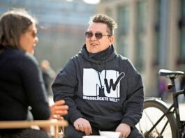 Sebastian Krumbiegel kam zum Jubil&auml;um des SachsenSonntnag erneut zum Gespr&auml;ch auf den Markt. Foto: Christian Modla