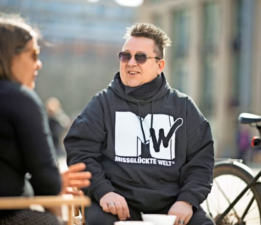 Sebastian Krumbiegel kam zum Jubil&auml;um des SachsenSonntnag erneut zum Gespr&auml;ch auf den Markt. Foto: Christian Modla