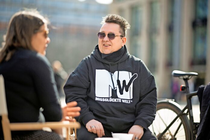 25 Jahre SachsenSonntag Sebastian Krumbiegel kam zum Jubiläum des SachsenSonntnag erneut zum Gespräch auf den Markt. Foto: Christian Modla