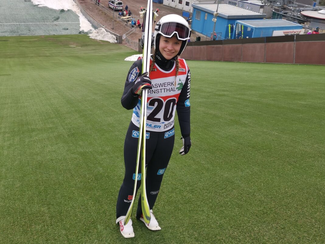 Julina Kreibich, die das Abc des Skispringens in Eilenburg erlernte, errang bei den Deutschen Jugendmeisterschaften in Oberhof den Vizemeistertitel. Foto: privat