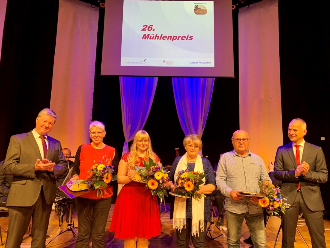 Nordsachsens 1. Beigeordneter Dr. Eckhard Rexroth (l.) und Leipzigs Sparkassenvertriebsdirektor Michael Tiedtke (r.) ehrten die Preisträger Corinna Wüste, Jeniffer Joost, Rosmarie Lange und Gunter Röhr (von links). Foto: Landratsamt/Seidler