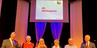 Nordsachsens 1. Beigeordneter Dr. Eckhard Rexroth (l.) und Leipzigs Sparkassenvertriebsdirektor Michael Tiedtke (r.) ehrten die Preisträger Corinna Wüste, Jeniffer Joost, Rosmarie Lange und Gunter Röhr (von links). Foto: Landratsamt/Seidler