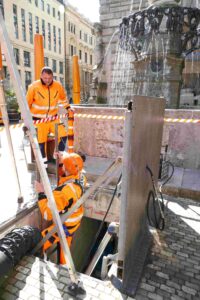 Vor dem Start in die Brunnensaison war auch auf dem Burgplatz ein Technik-Check im Brunnenschacht nötig. Foto: Stadtreinigung Leipzig