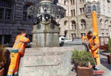 Nach den letzten Handgriffen plätschert er wieder, der Rathausbrunnen auf dem Burgplatz - die Leipziger Brunnensaison ist gestartet. Foto: Stadtreinigung Leipzig