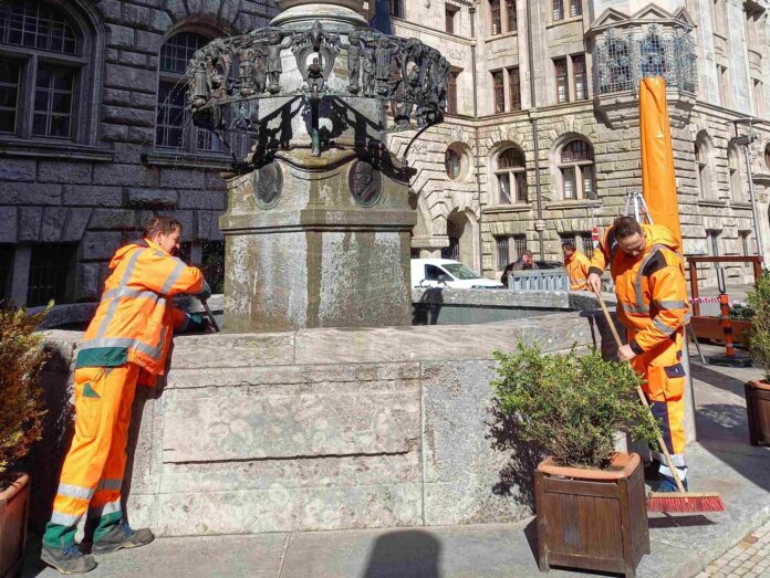 Nach den letzten Handgriffen pl&auml;tschert er wieder, der Rathausbrunnen auf dem Burgplatz - die Leipziger Brunnensaison ist gestartet. Foto: Stadtreinigung Leipzig