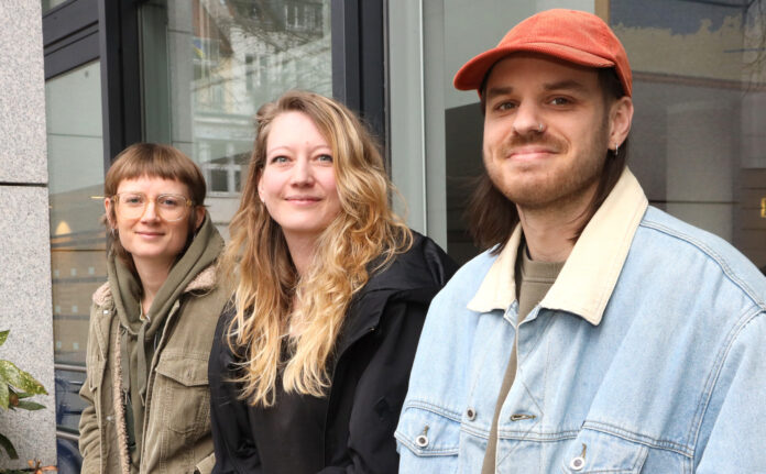 &bdquo;Miese Krise&ldquo; haben Illustratorin Annika Le Large und die Autoren Ann-Sophie Henne und Robin J&uuml;ngling (v.l.) ihr Buch &uuml;ber den Klimawandel &uuml;berschrieben. Foto: Andr&eacute; Kempner
