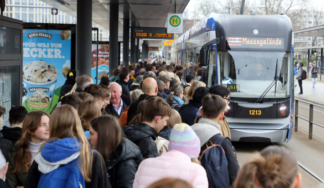 Die Busse und Straßenbahnen der LVB sind beliebt und dies nicht nur zu Buchmesse-Zeiten: Dies bele- gen die aktuellen Zahlen auch für den Januar 2024. Foto: André Kempner