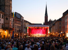 Zu den Veranstaltungsh&ouml;hepunkten dieses Sommers z&auml;hlt auch das Classic-Open-Air auf dem Alten- burger Markt. Foto: Mario Jahn