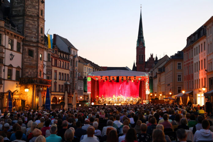 Zu den Veranstaltungsh&ouml;hepunkten dieses Sommers z&auml;hlt auch das Classic-Open-Air auf dem Alten- burger Markt. Foto: Mario Jahn