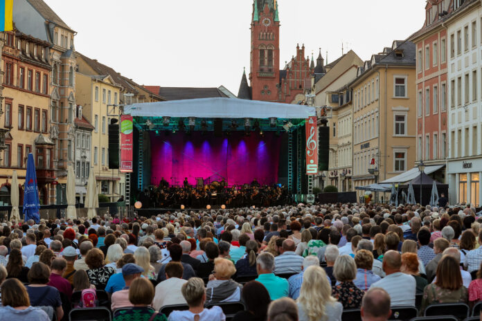 Classic-Open-Air auf dem Altenburger Markt Beim Classic-Open-Air auf dem Altenburger Markt spielte das Philharmonische Orchester Altenburg Gera im Vorjahr „Hollywood Sounds – Die größten Filmmusik-Hits“ Foto: Mario Jahn