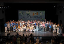 Alle Preisträger des Sächsischen Jugendkunstpreises auf der Bühne. Foto: Steffen Pydd
