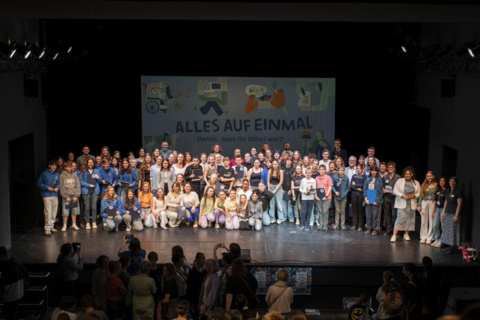 Preistraegerinnen_JKP_2024 Alle Preisträger des Sächsischen Jugendkunstpreises auf der Bühne. Foto: Steffen Pydd